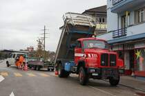 SAURER: Der robuste Zweichachs-Kipper Saurer D 230 steht bei einem Transportunternehmen von Biberist noch oft im Einsatz. Die Aufnahme ist am 14. Oktober 2013 auf einer Baustelle in Biberist entstanden.
Foto: Walter Ruetsch