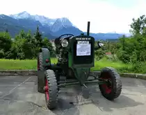 Deutz, Ackerschlepper mit 11PS, Baujahr 1938, im Hintergrund das Zugspitzmassiv, Partenkirchner Oldtimer Treffen, Aug.2014