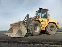 Volvo L 40B auf einer Straßenbaustelle, aufgenommen am 08.06.2014