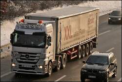 Actros MP3 2555(?) V8 der Spedition BENDER ist bei L�denscheid unterwges.