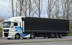 Ein Sattelzug der Spedition KLB Transport GmbH mit MAN TGS ??? PS Zugmaschine am 13.03.20 Berlin Marzahn.