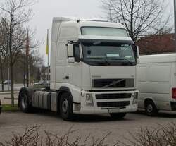 Ein geparkter Volvo FH 440.