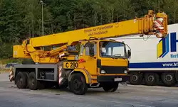 =Saviem mit einem PPM C280 Kran steht im Juli 2020 an der A 7.