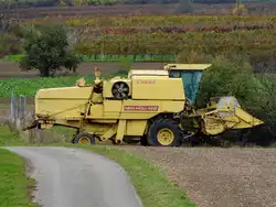 NEW-HOLLAND Clayson-8070, in den Felder nächst den Weinbergen im Weinviertel/NÖ; 251028