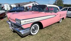 =Oldsmobile Super eighty-eight Holyday Hardtop Sedan aus dem Modelljahr 1958 in der Farbkombination desert glow/victorian white.