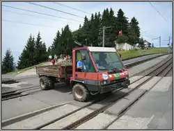 Das gleiche Fahrzeug sah ich kurz darauf an der Bahnstation Rigi Staffel vorbeifahren.
