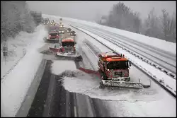So wieder was vom (Extrem)-Winterdienst im Sauerland: Am Ende des Tages konnte (dank SMS eines Kollegens) das gestaffelte R�umen der Fahrbahn nach Drolshagen abgelichtet werden.