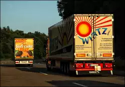 Im Abendlicht wird ein Actros MP2 1846 von der WIRTZ Gruppe von einem DAF XF105.460SC 