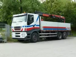 Iveco Stralis mit Ladekran steht in M�nchen, Juli 2010