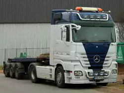 Actros 1848 mit unbeladenen Containerauflieger am 03.03.2012 in Aachen.