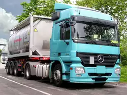 14.5.12 / Der Actros 1844 von Mercedes hier mit Tankaufbau - gesehen im M�rkischen Kreis / Sauerland - viele Gr��e an den freundlichen Fahrer -