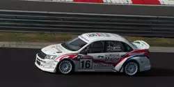Seitenansicht eines Lada Granta.