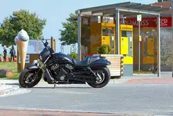 Als die Harley vorfuhr bebte der Boden und jeden Augenblick dachte man, der Kassenautomat spuckt vor Schreck die M�nzen aus.