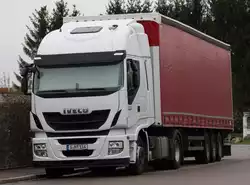 Neuer Iveco Stralis 460 wartet in einem Industriegebiet in Crailsheim auf den n�chsten Einsatz, 19.04.2013