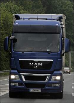 MAN TGX 18.540XXL f�hrt in diesem sehr atraktiven Blau durch die Lande.