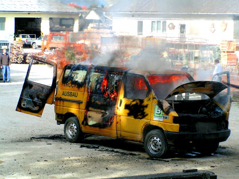VW-Bus T4 im Vollbrand, anlsslich einer Feuerwehrbung; 071023