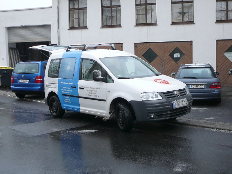 VW Caddy der Firma  Universal-Reinigung  wird am 25.11.08 in Fulda beladen