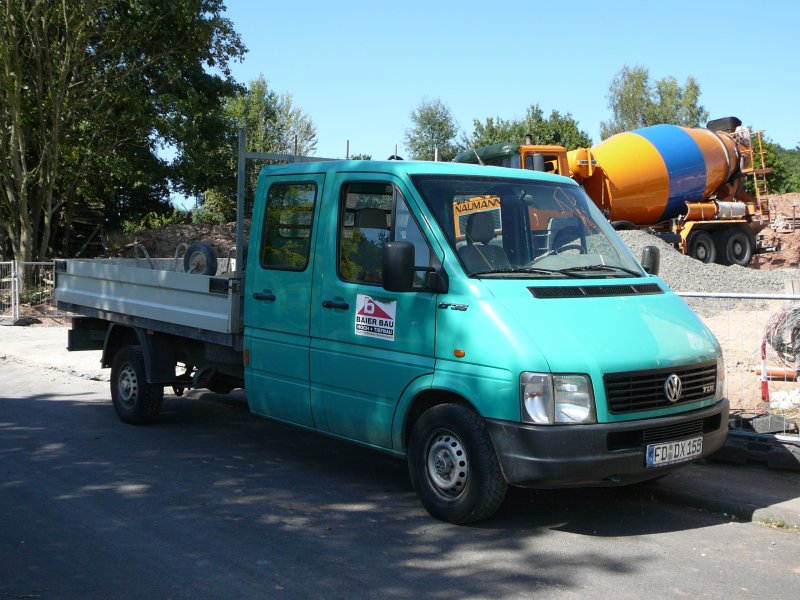VW LT 35 TDI als Doppelkabiner mit Ladepritsche, abgestellt an einer Baustelle in 36100 Petersberg - Marbach am 06.08.08