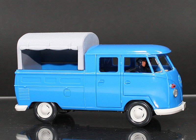 VW Pritschenwagen und Doppelkabine  
mit Fahrer und Beifahrer
Karosse himmelblau,Chassis anthrazit
Mastab 1:40

