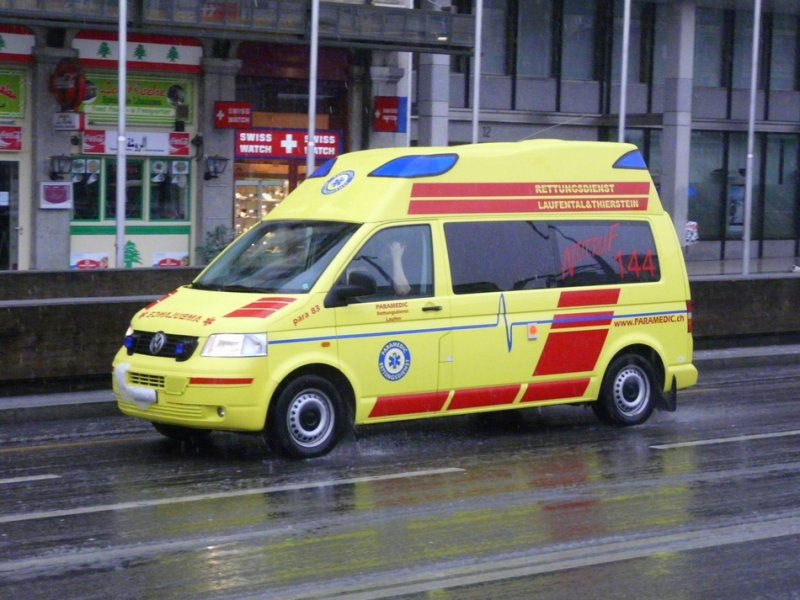 VW Rettungswagen aus Laufen/BL unterwegs in der Stadt Genf am 31.12.2008