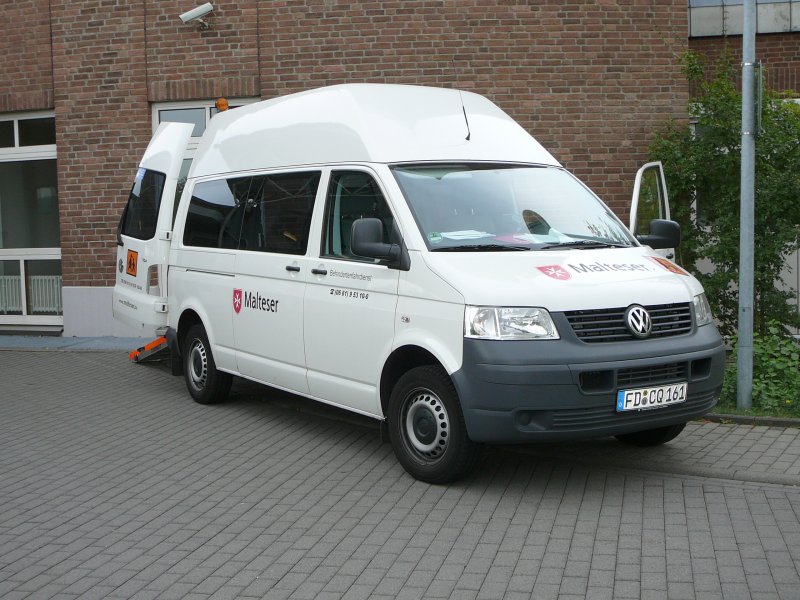 VW T 5 als Behindertentransportfahrzeug des Malteser Hilfsdienstes abgestellt am St. Elisabethen-Krankenhaus in 36088 Hünfeld am 10.09.08