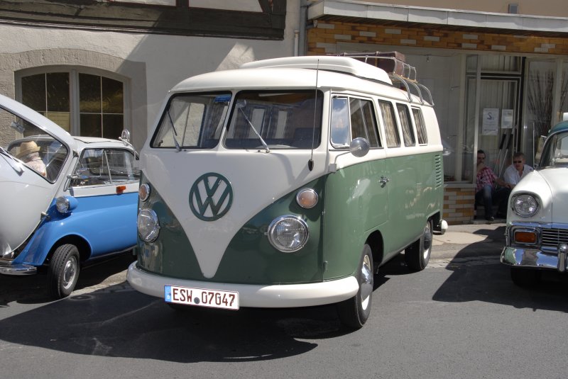 VW T1 steht startbereit fr die groe Urlaubstour. Gesehen bei den Fladungen Classics 2009