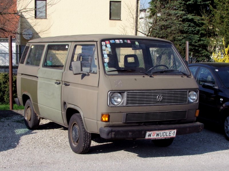 VW-T3 wohl ein EX Bundesheerfahrzeug ist zum Bundesligaspiel RiedAustria in die Bezirkstadt Ried i.I. angereist;090411