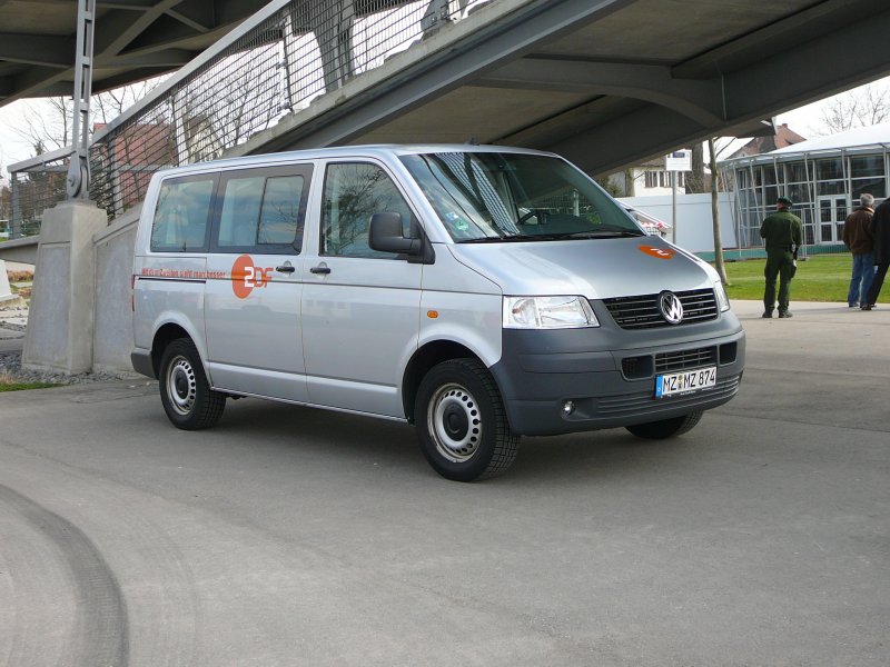 =VW T5 des ZDF, abgestellt an der Passarelle in Kehl/Rhein am 01.04.09