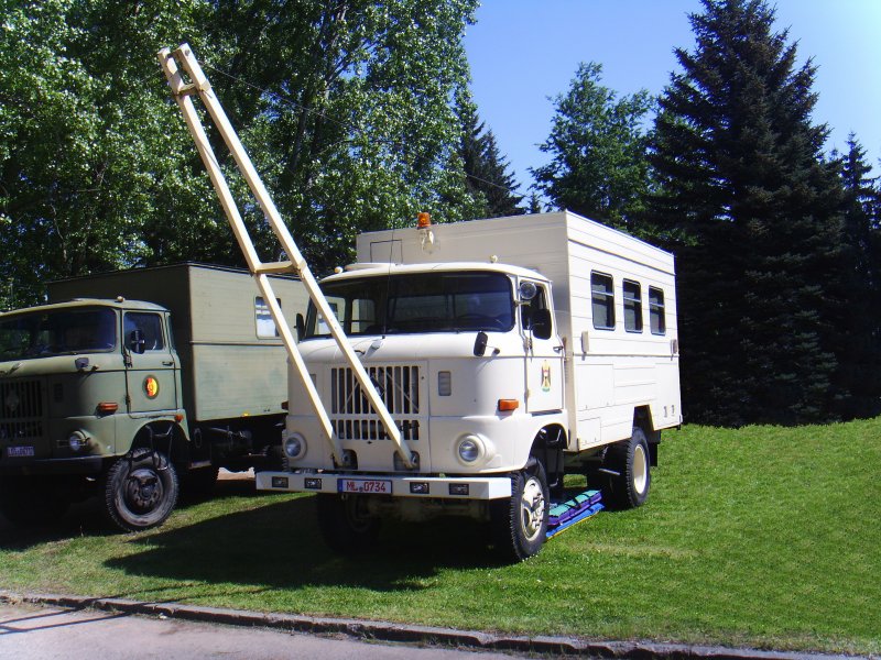 W50 Werkstattwagen mit Vorbaukran beim 12.IFA-Oldtimertreffen 2009 in Werdau.