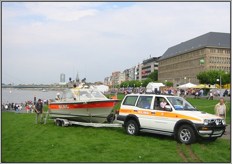 Whrend der Feier 60 Jahre NRW im August 2006 in Dsseldorf, die sich zu einem wesentlichen Teil entlang der Rheinpromenade abspielte, war dieses Gelndefahrzeug der DLRG mit Bootsanhnger zu sehen.