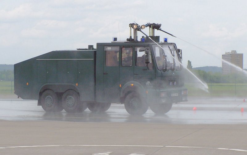 Wasserwerfer des BGS am 21.05.2005 am Flugplatz in Bonn-Hangelar.