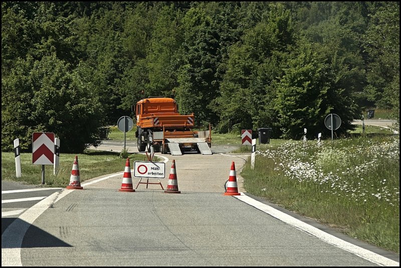 Wegen Mharbeiten wurde ein Parkplatz zwischen Meinerzhagen und Ldenscheid kurzfristig gesperrt. Im Bild der MAN FE360A. (02.06.2009)