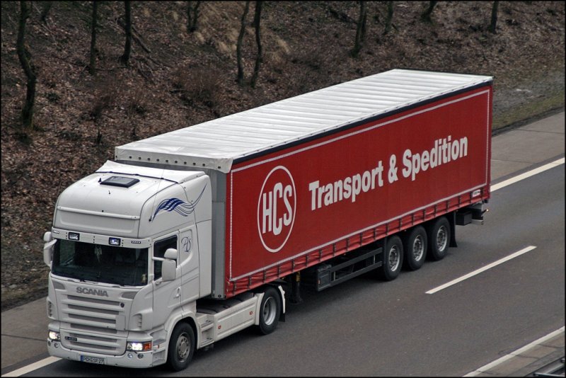 Weie Schwedenpower: SCANIA Topline R420 schleppt einen Trailer von HCS Transporte&Spedition. (11.03.2009)