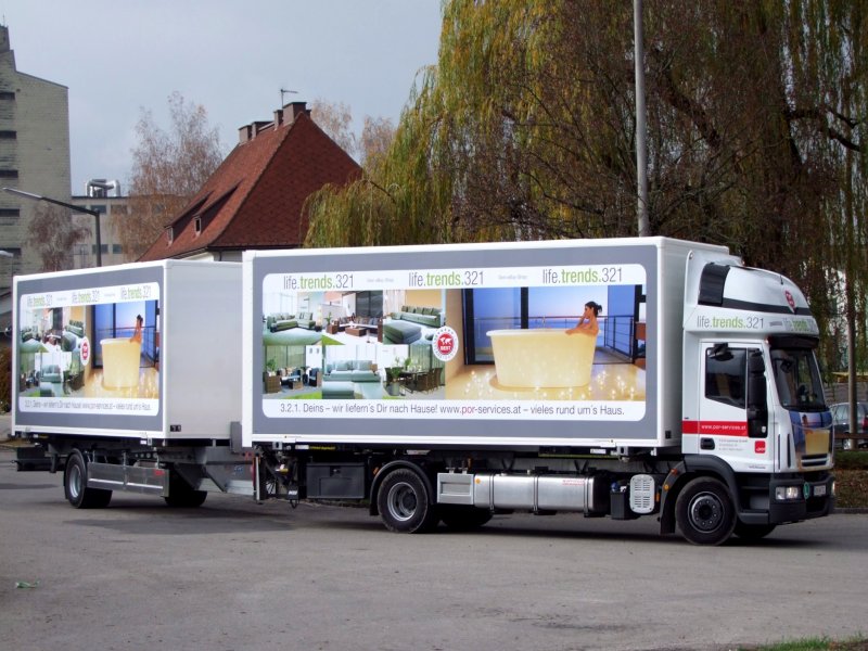 Werbetrchtiger Hngerzug einer Wellness-Company Firma in Ried i.I.; 081115