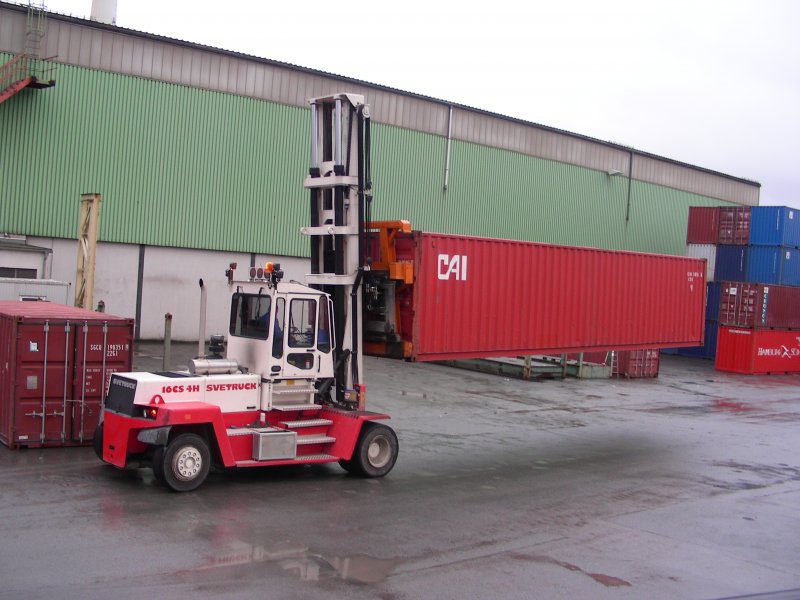 wie man doch 40  Container transportieren kann
Bremen Inlandshafen 04.01.07