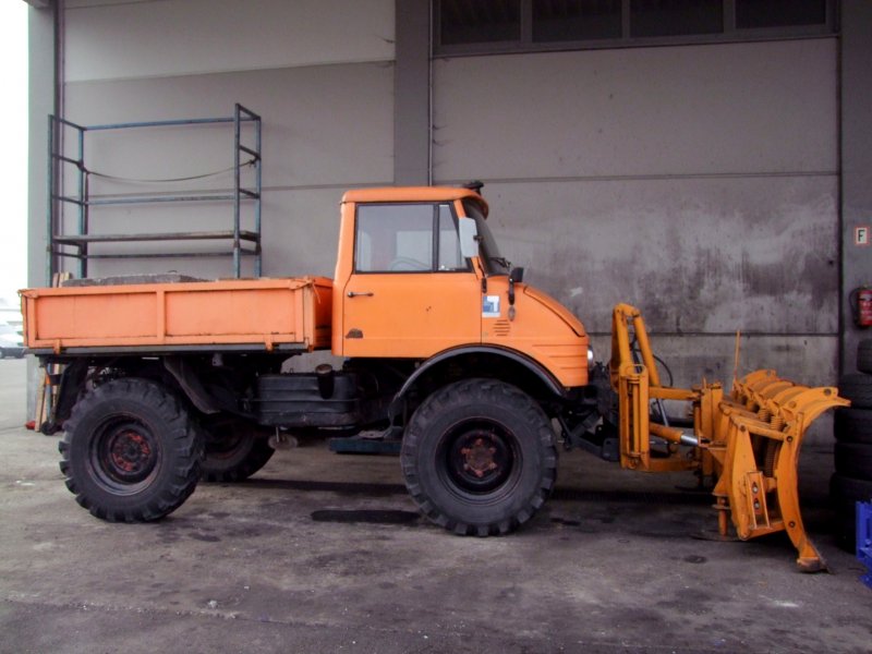 Womglich hat dieser Unimog fr den Winter 2008/09 den Schneepflug umsonst aufmontiert; 090117