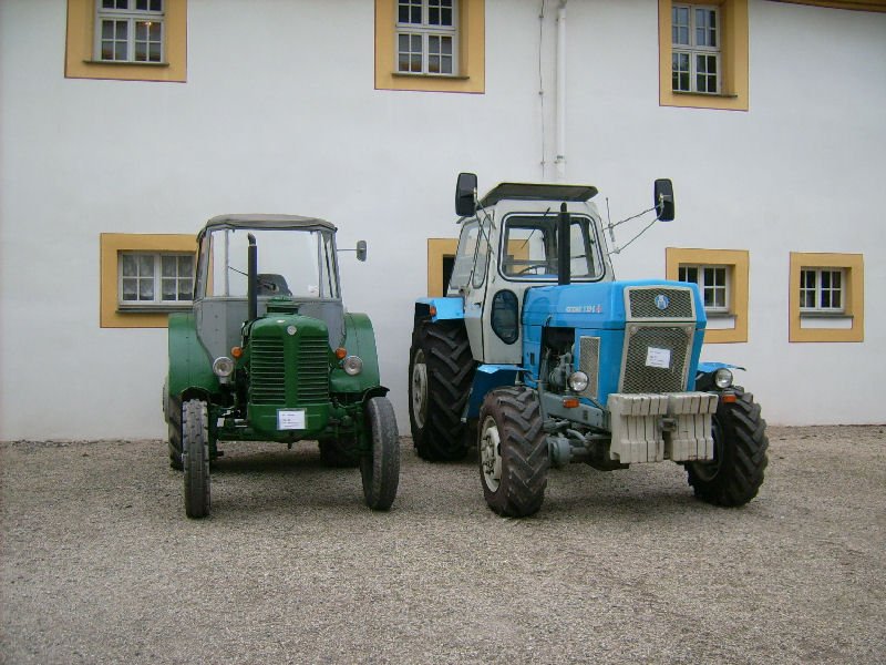Zetor 50 und ZT303 aus dem Museumsbestand im Schlohof des Landwirtschaftsmuseums Blankenhain.
