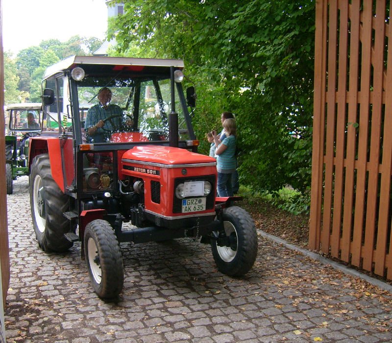 Zetor 5011 fhrt beim Korso um das Museum mit. Landwirtschaftsmuseum Blankenhain 2008