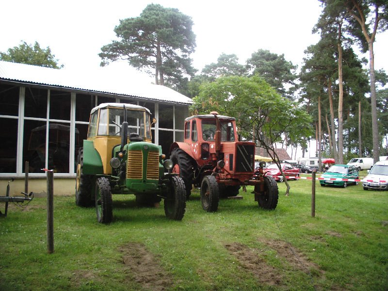 Zetor 50+Belarus MTS 50 vor der traktorenhalle im Landwirtschaftsmuseum in Alt-Schwerin
