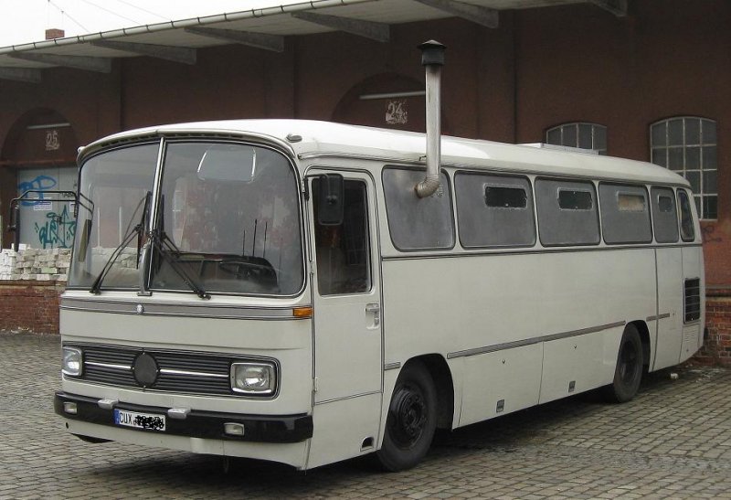 Zum Wohnbus umgebauter Mercedes-Benz-Bundeswehrbus mit Zulassung! Das Ofenrohr wird vor einer Fahrt dann wohl abmontiert.
(Foto: Jan. 2009, Bremen)