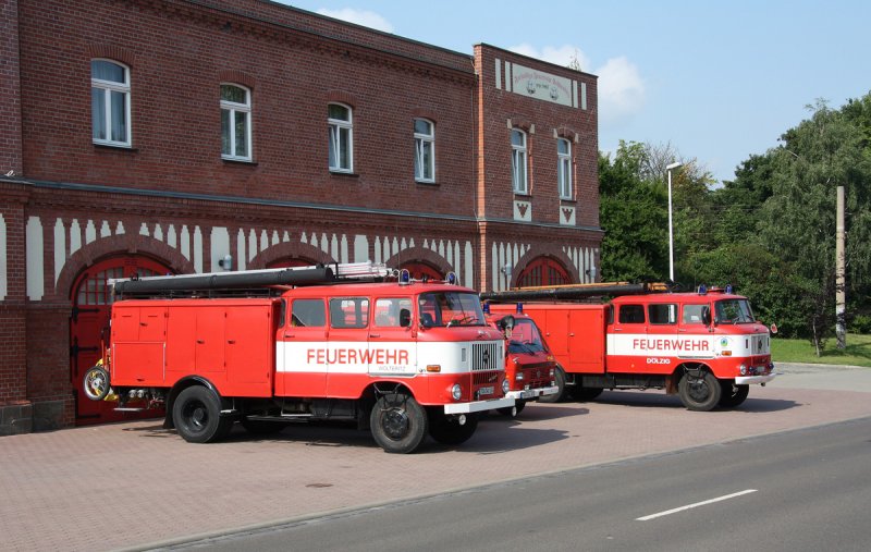 Zwei LF16 vom Typ W50 vor dem Gertehaus der Freiwilligen Feuerwehr Schkeuditz, 26.06.2009