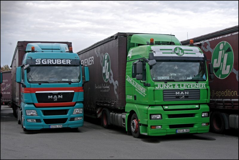 Zwei Namen -> Ein Eigentmer: Das Transportunternehmen JUNG & LEYNER wurde 1975 gegrndet und Besitzt neben dem Betriebssitz in Kreuztal auch noch einen Aussenstelle in Chemnitz. Im Sommer 2006 wurde das Unternehmen in die Firmengurppe GRUBER LOGISTICS AG eingegliedert. Die Fahrzeuge werden alle nach und nach umlackiert. Nun zum Bild: Actros, MAN TGX und MAN TGA. (02.11.2008)
