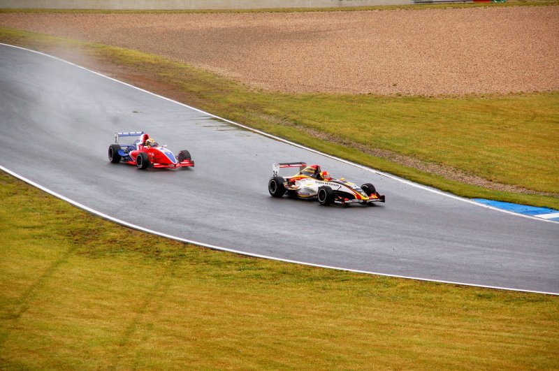 Zwei Rennwagen der Formula Renault beim Duell in der Motorsport Arena Oschersleben am 21.06.09.